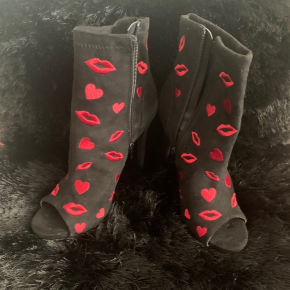 Brand new cora booties with lips and hearts - Picture 1 of 2